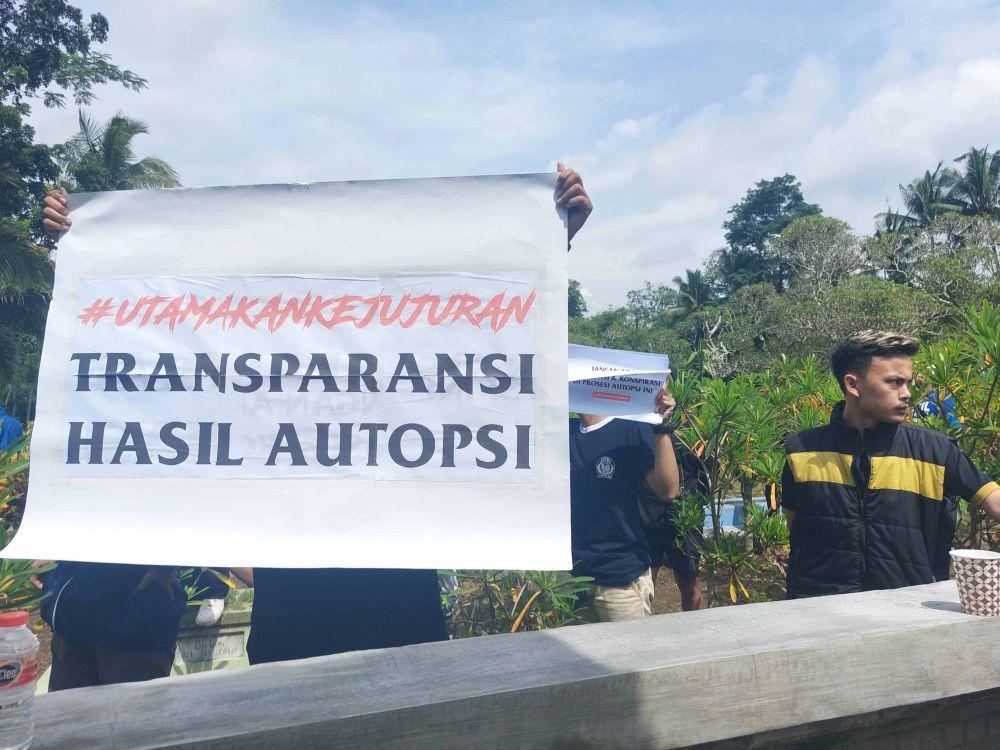 Aremania Turut Kawal Proses Autopsi Korban Tragedi Kanjuruhan