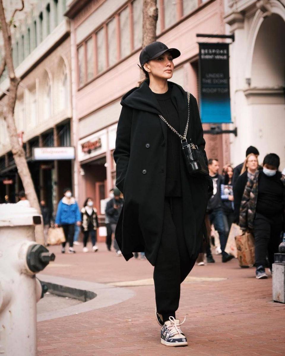 OOTD serba hitam ala Sara Wijayanto (instagram.com/sarawijayanto)