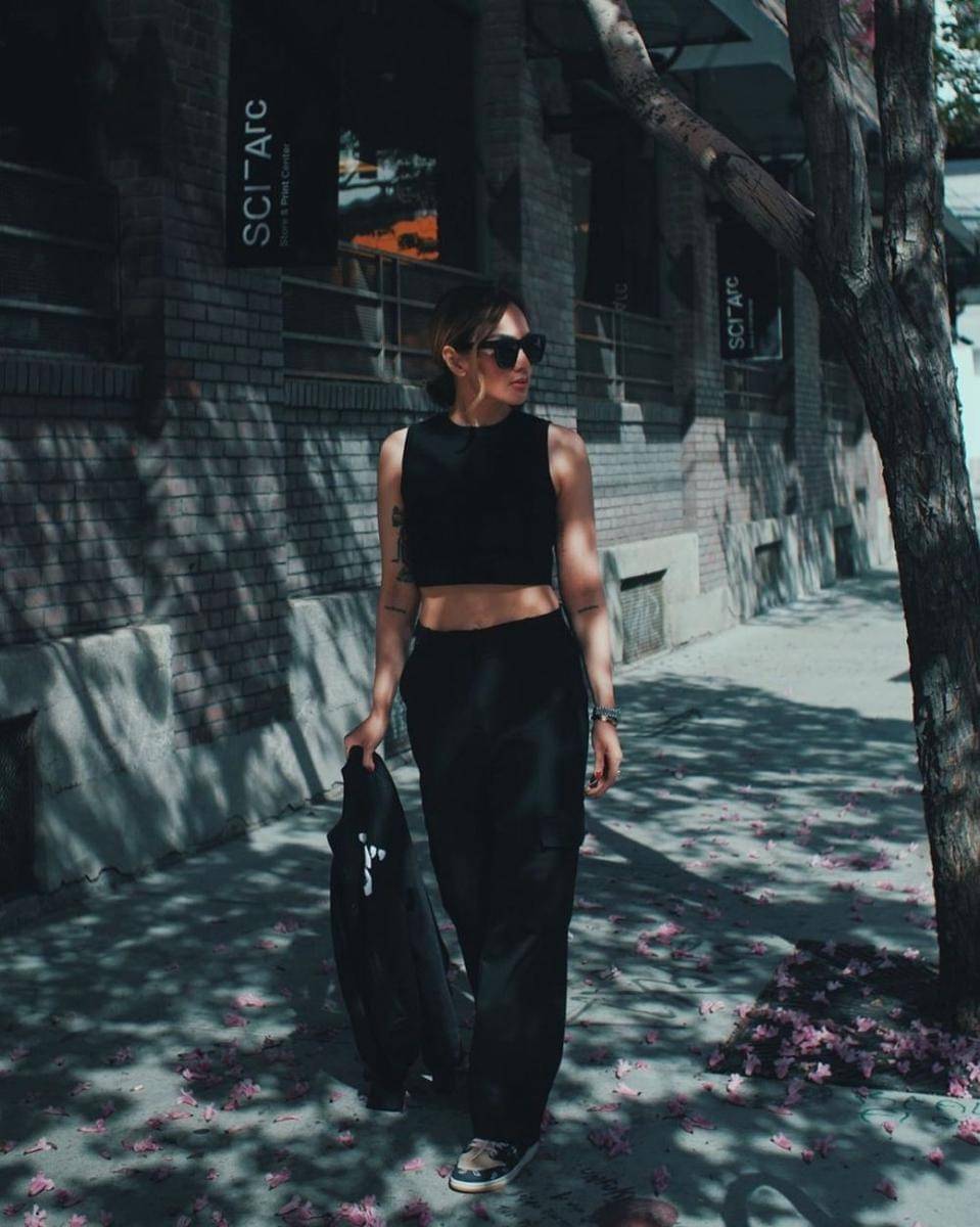 OOTD serba hitam ala Sara Wijayanto (instagram.com/sarawijayanto)