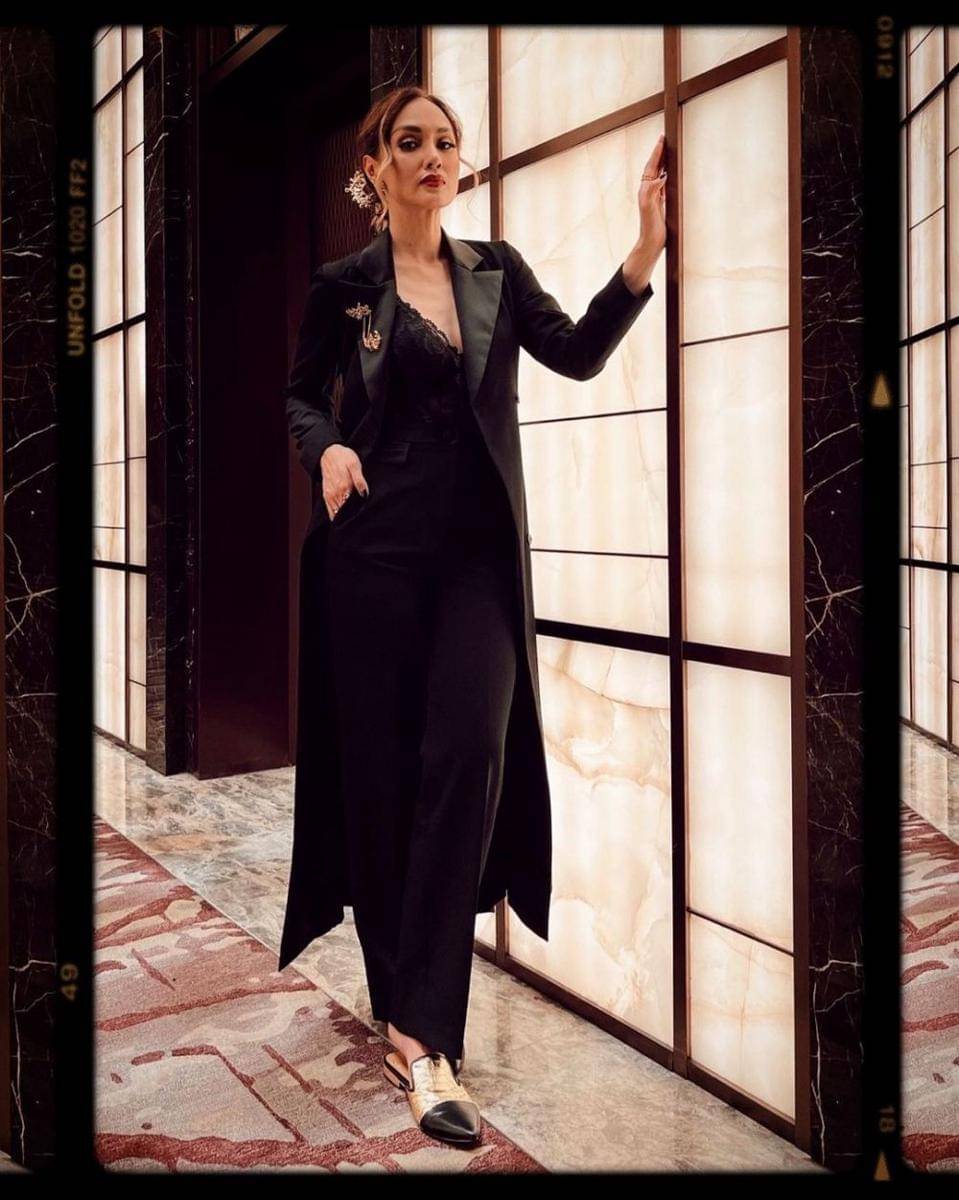 OOTD serba hitam ala Sara Wijayanto (instagram.com/sarawijayanto)