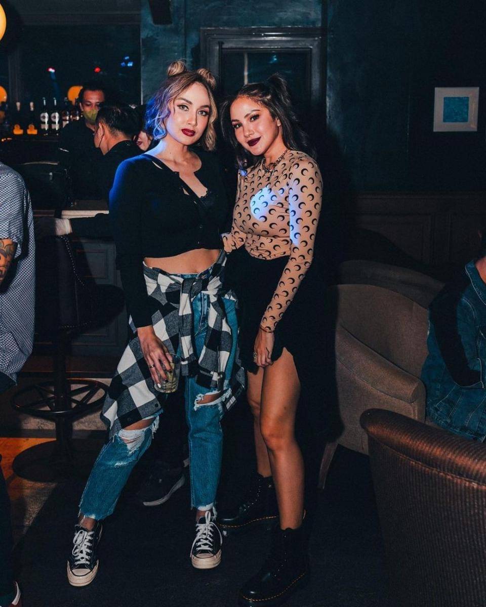 OOTD serba hitam ala Sara Wijayanto (instagram.com/sarawijayanto)