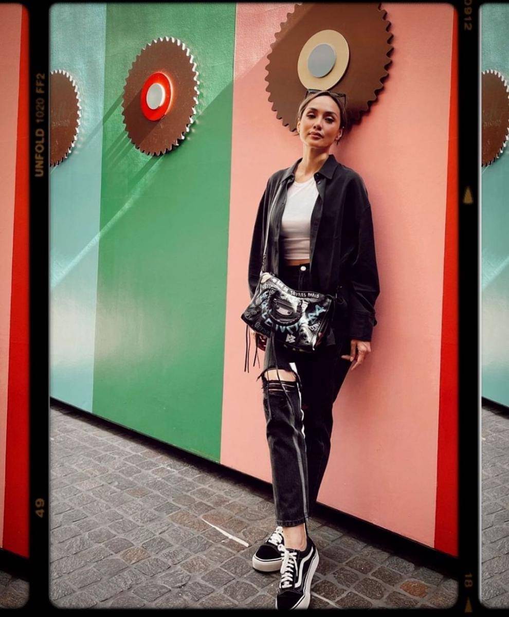 OOTD serba hitam ala Sara Wijayanto (instagram.com/sarawijayanto)