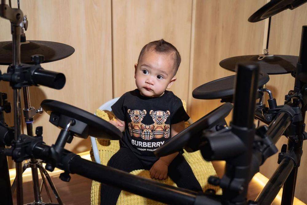 potret Rayyanza main drum besar (instagram.com/raffinagita1717)