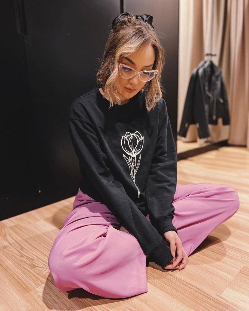 OOTD serba hitam ala Sara Wijayanto (instagram.com/sarawijayanto)