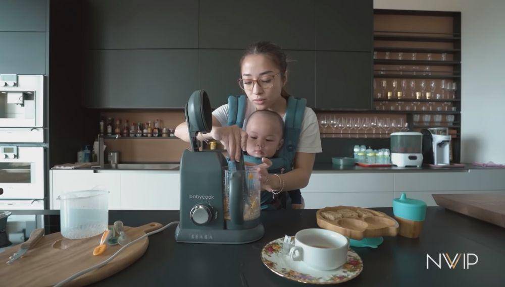 Nikita Willy masak MPASI (YouTube.com/Nikita Willy Official)