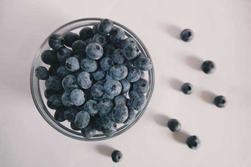 ilustrasi semangkuk buah blueberry (pexels.com/Brigitte Tohm)