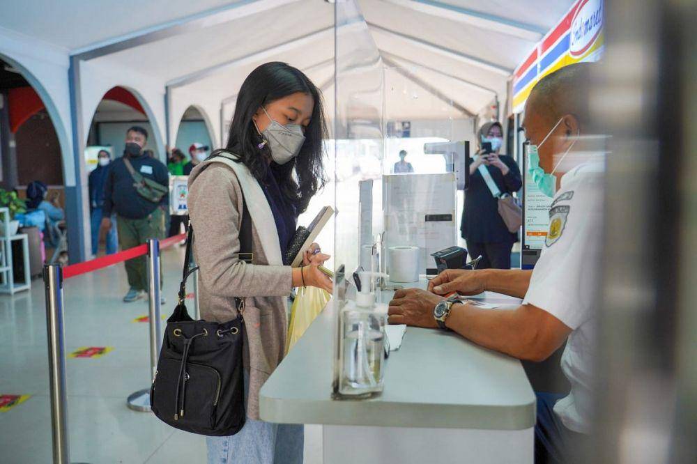 Ilustrasi seorang penumpang sedang melakukan check in di stasiun (kai.id)