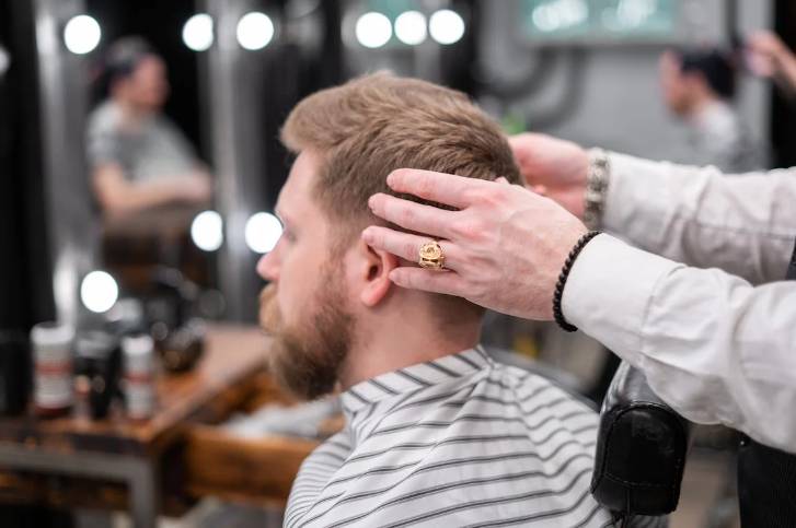 ilustrasi pria potong rambut (pexels.com/cottonbro)
