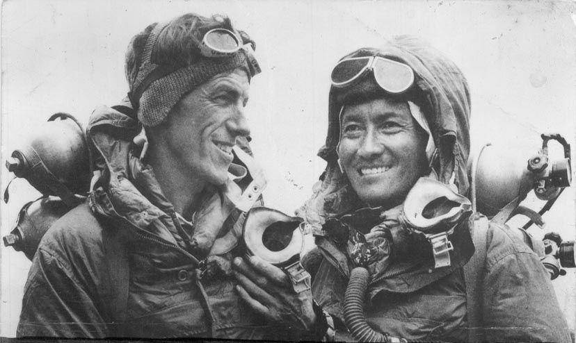 Edmund Hillary (kiri) dan Tenzing Norway (kanan) (Jamling Tenzing Norgay, CC BY-SA 3.0, via Wikimedia Commons)