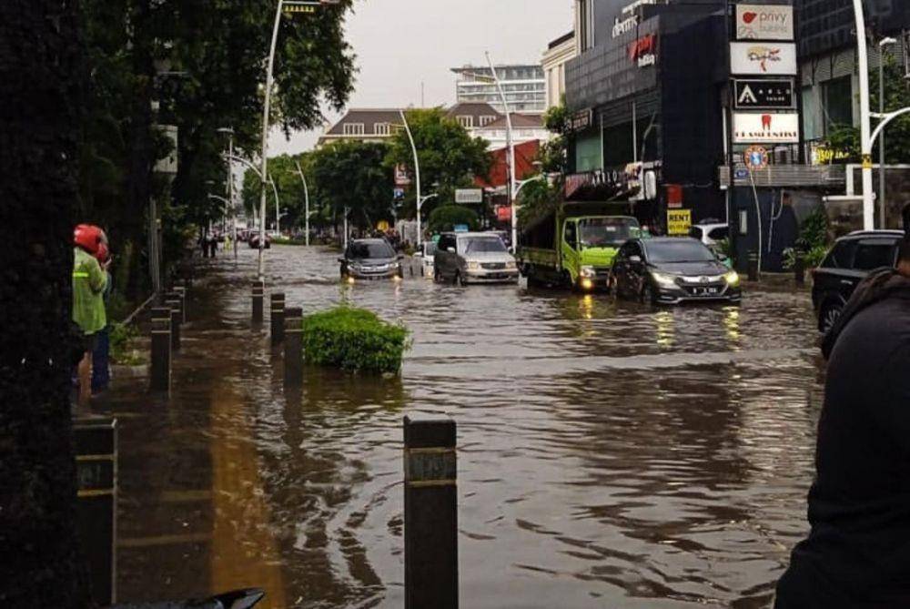 Situasi banjir di kawasan Kemang, Sabtu siang (5/11/2022). Foto: Dok Jktinfo.