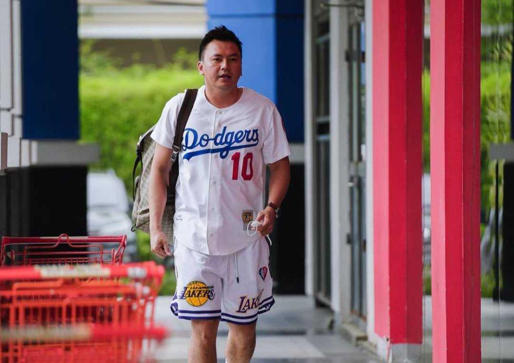10 OOTD Kasual dan Sporty ala Wijaya Saputra, Cocok untuk Traveling!