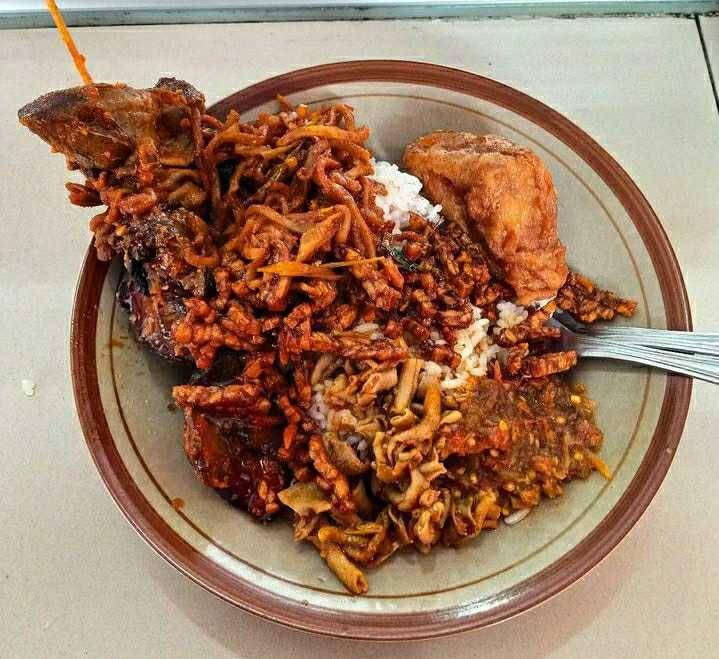 Warteg (instagram.com/yuk.kita_makan)