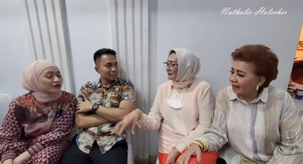 Nathalie Holscher dan Fariz disidang oleh keluarga. (youtube.com/NATHALIE HOLSCHER)