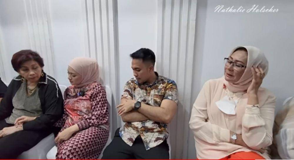 Nathalie Holscher dan Fariz disidang oleh keluarga. (youtube.com/NATHALIE HOLSCHER)