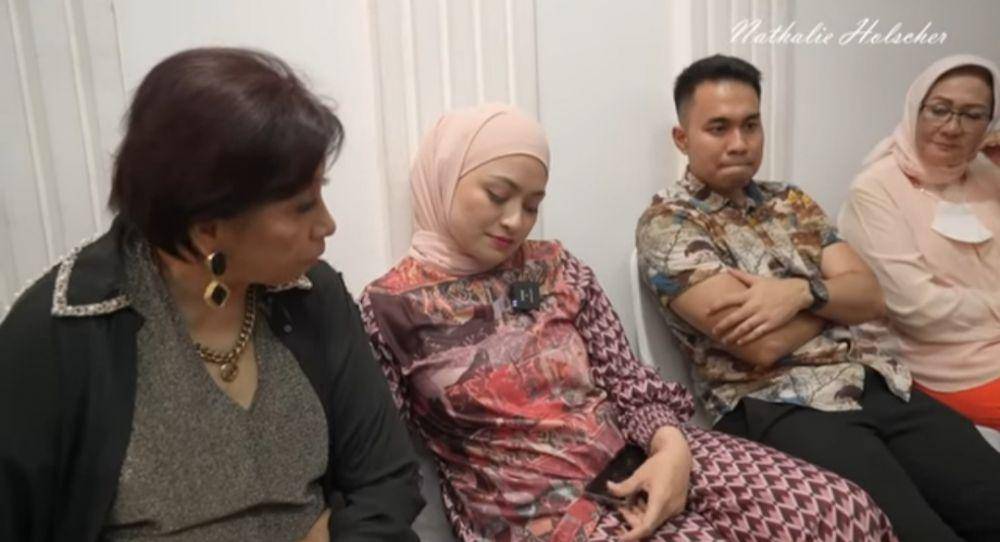 Nathalie Holscher dan Fariz disidang oleh keluarga. (youtube.com/NATHALIE HOLSCHER)