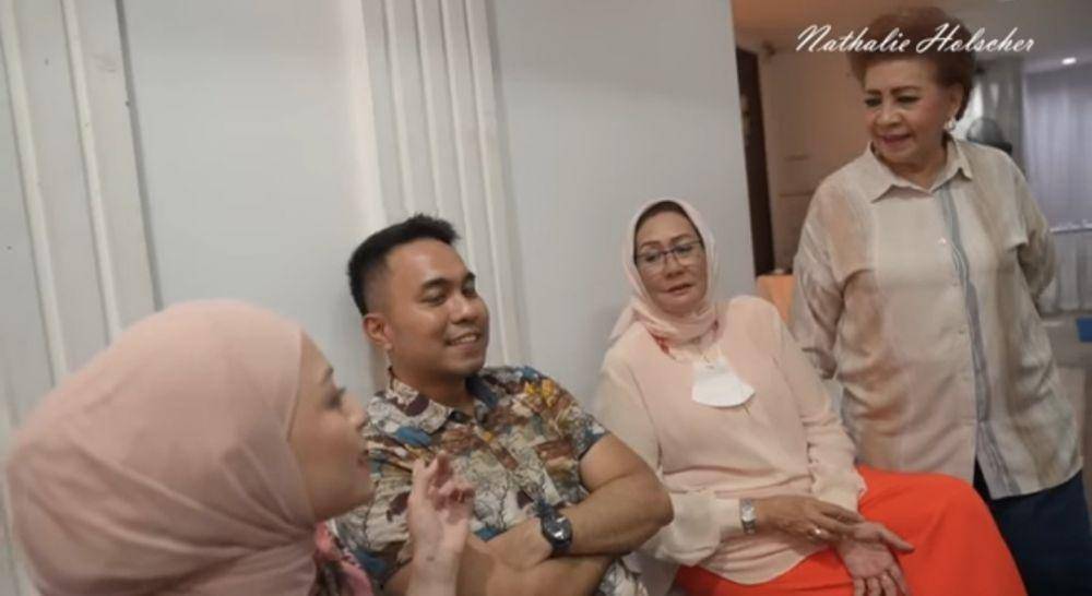 Nathalie Holscher dan Fariz disidang oleh keluarga. (youtube.com/NATHALIE HOLSCHER)
