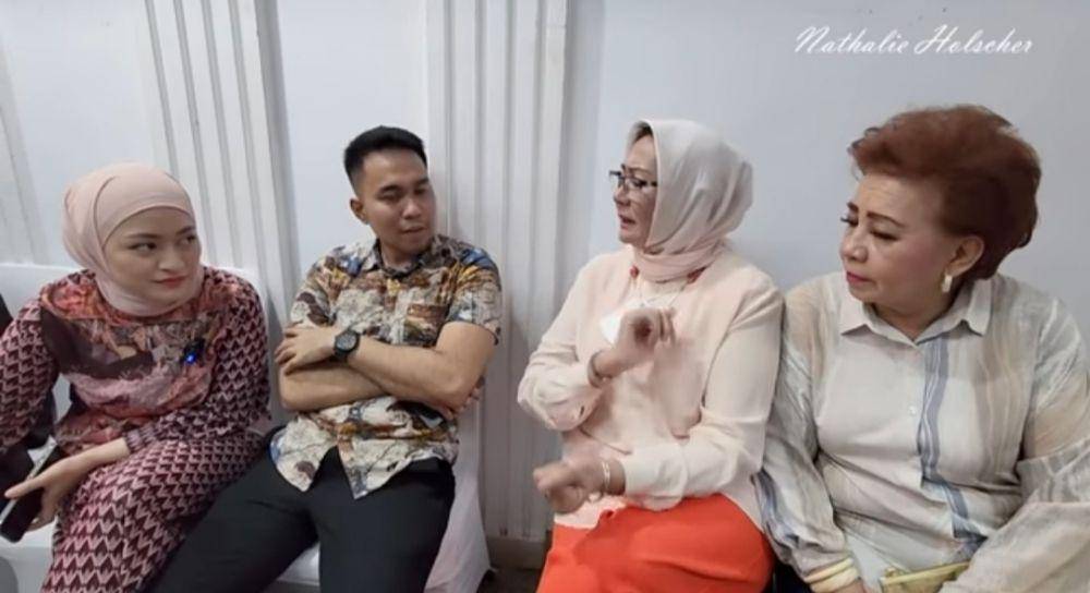 Nathalie Holscher dan Fariz disidang oleh keluarga. (youtube.com/NATHALIE HOLSCHER)