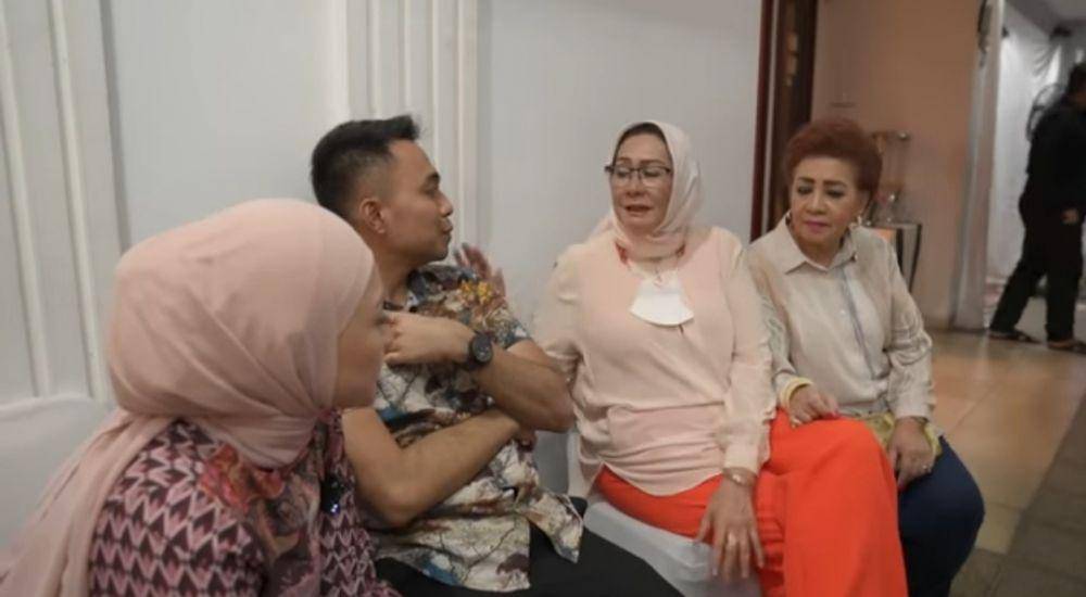 Nathalie Holscher dan Fariz disidang oleh keluarga. (youtube.com/NATHALIE HOLSCHER)