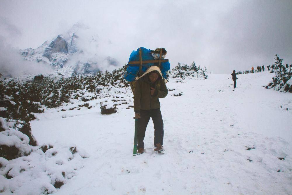 salah satunya masyarakat suku Sherpa (unsplash.com/Karthik Thoguluva)