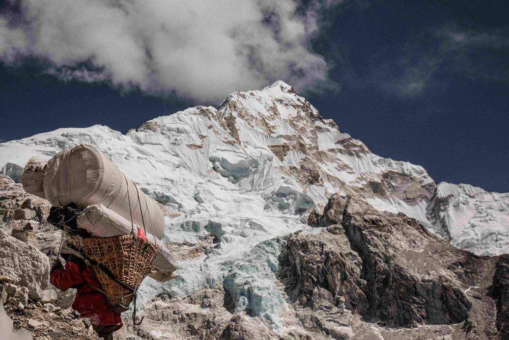 salah satu masyarakat suku Sherpa (unsplash.com/Christopher Burns)