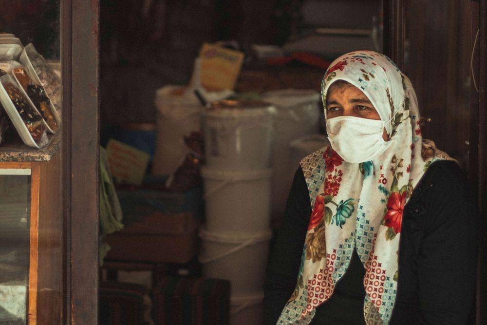 ilustrasi duduk di depan pintu (Pexels.com/Kaan)