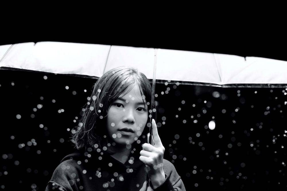 ilustrasi menggunakan payung (Pexels.com/Kha Ruxury)