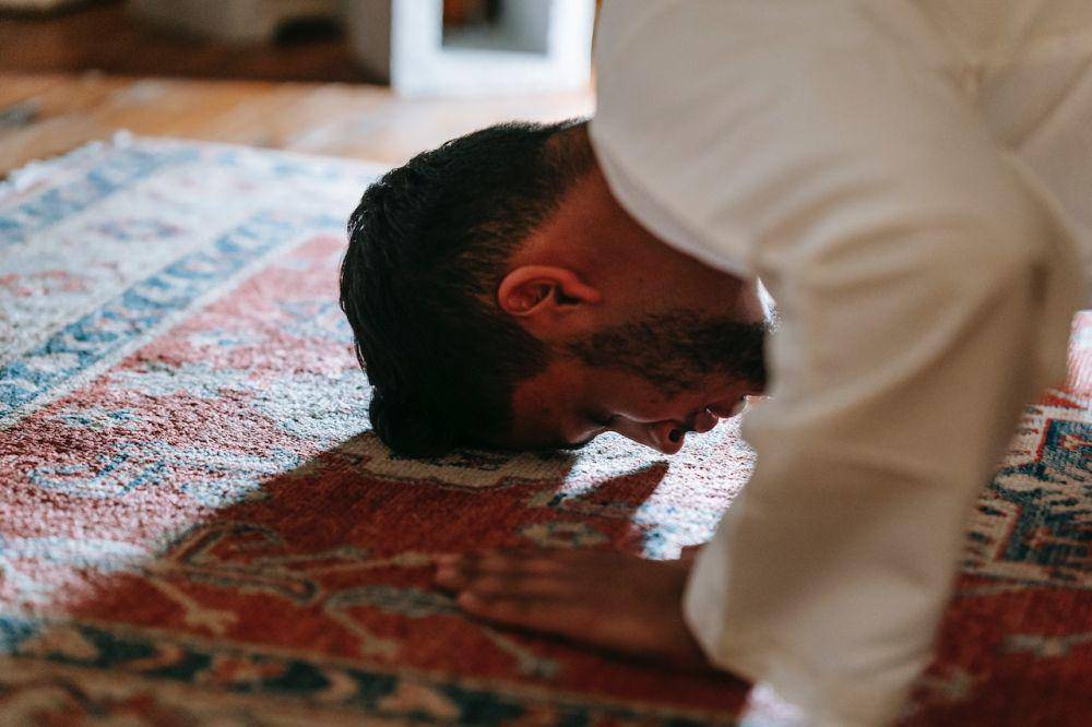 orang sedang sujud (pexels.com/Michael Burrows)
