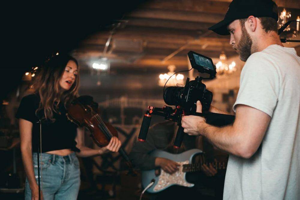 ilustrasi industri film (pexels.com/kalvisuals)