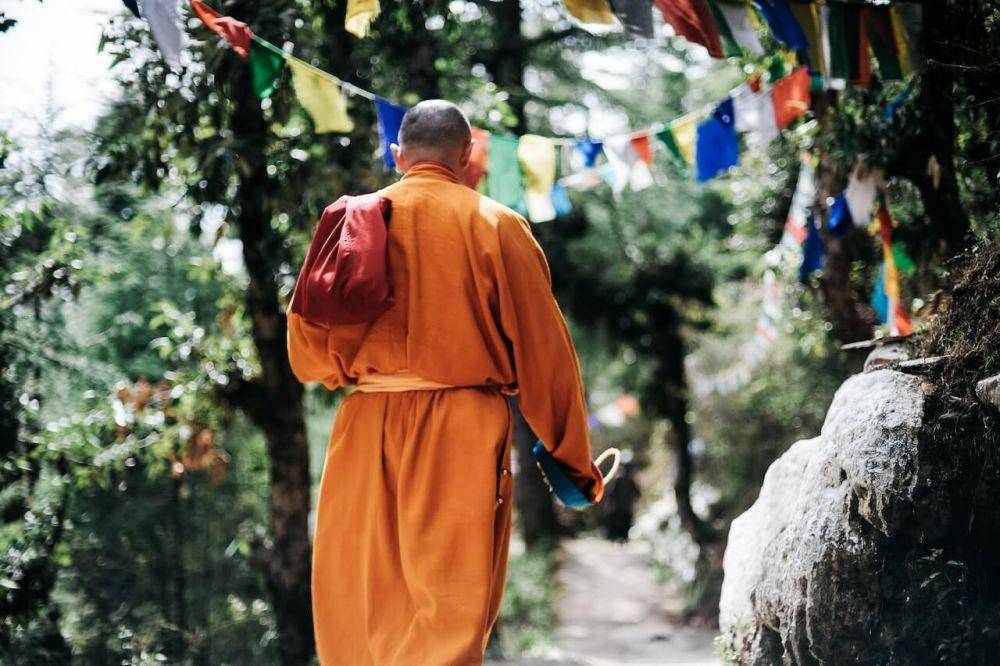 ilustrasi meditasi berjalan (pexels.com/Wouter de Jong)
