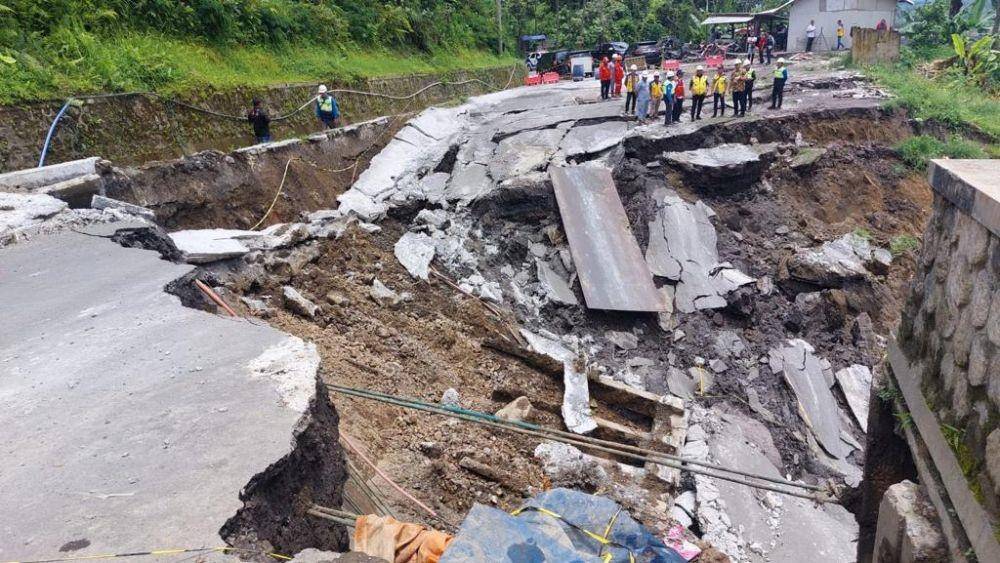 Jalan di Candipuro Lumajang amblas setelah diguyur hujan deras. Dok. BPBD Lumajang