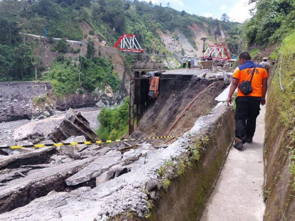 Jalan di Candipuro Lumajang amblas setelah diguyur hujan deras. Dok. BPBD Lumajang