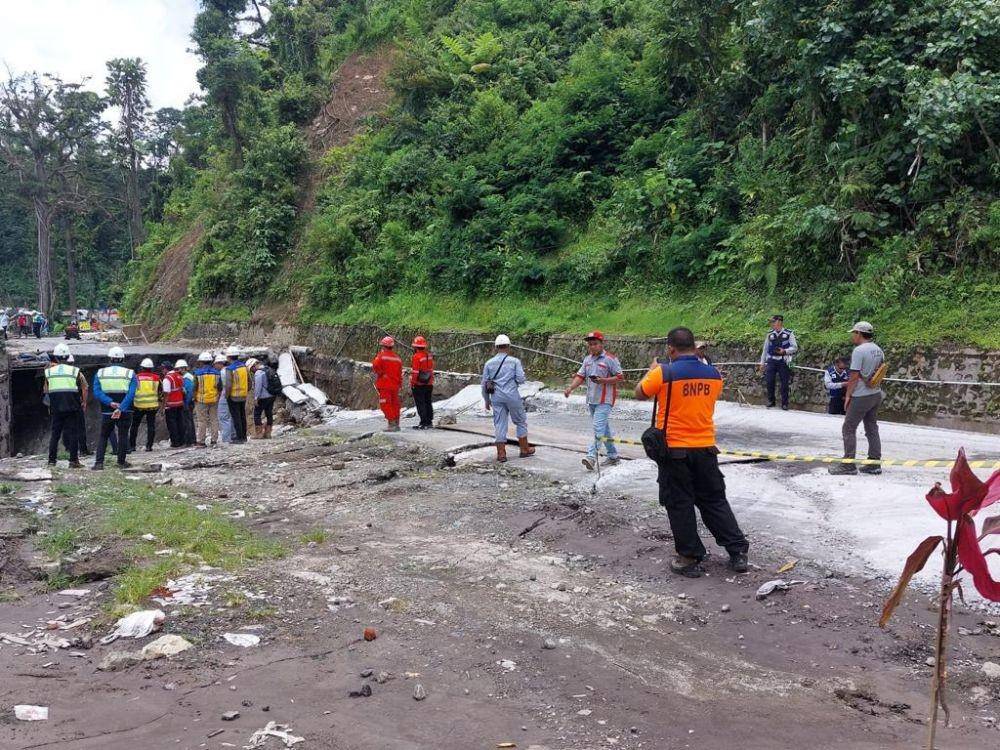 Jalan di Candipuro Lumajang amblas setelah diguyur hujan deras. Dok. BPBD Lumajang