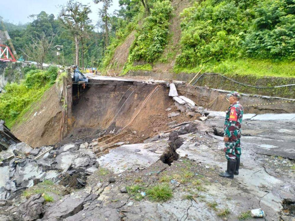 Jalan di Candipuro Lumajang amblas setelah diguyur hujan deras. Dok. BPBD Lumajang