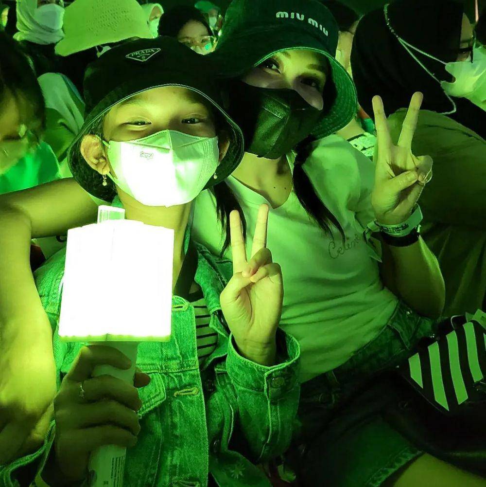 Ayu Ting Ting nonton NCT127 (instagram.com/ayutingting92)