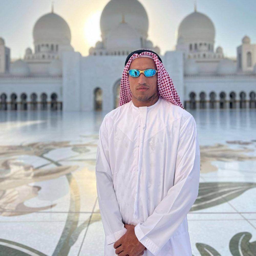 Charles Oliveira (instagram.com/charlesdobronxs)