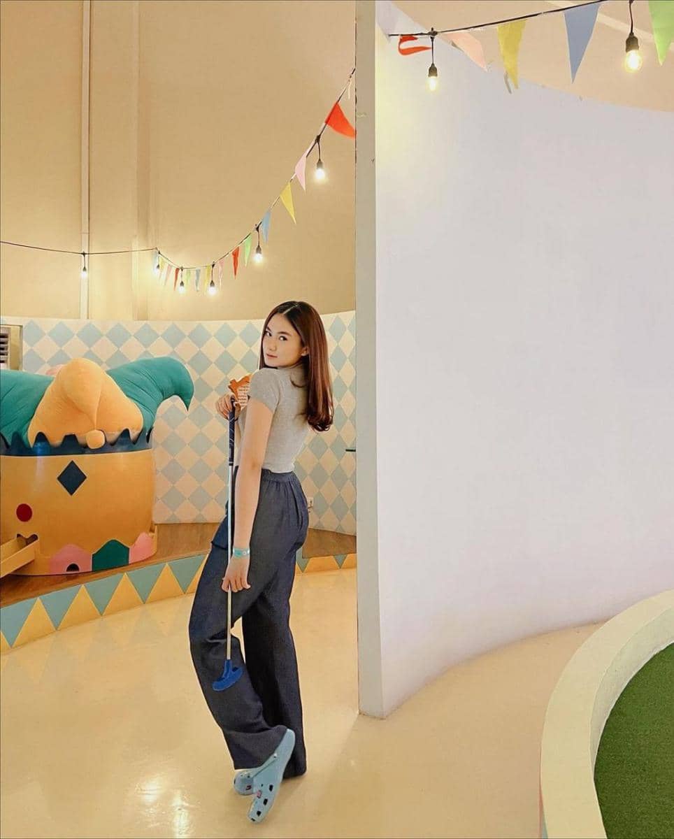 padu padan outfit basic ala Zahwa Aqilah (instagram.com/zahwaqilah)