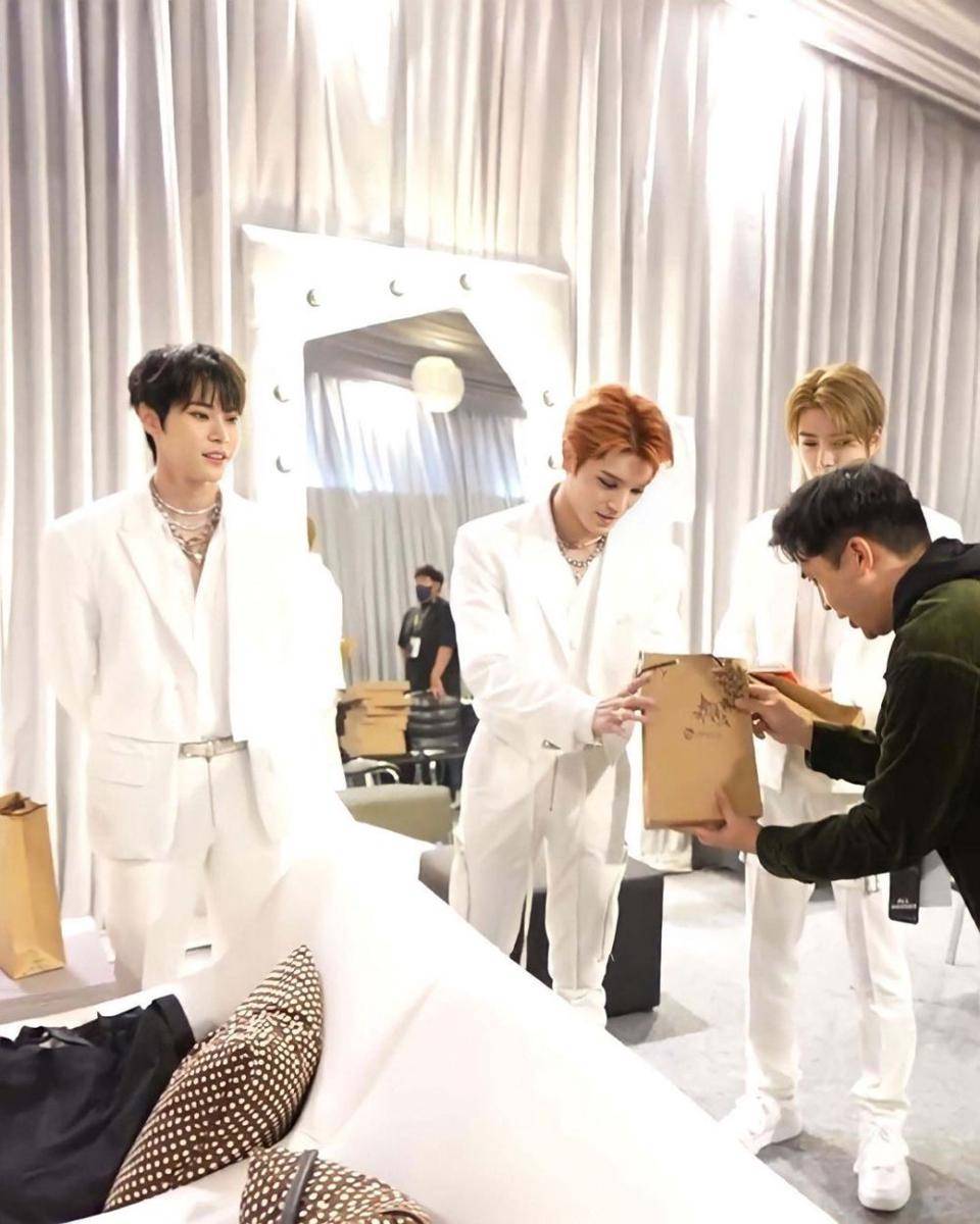 momen Jerome memberikan hadiah kepada member NCT 127 (instagram.com/jeromepolin)