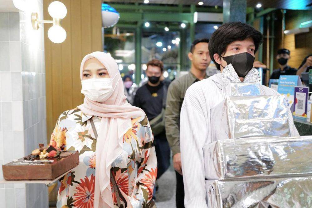 momen Atta dan Aurel memberi kejutan Geni Faruk (instagram.com/attahalilintar)