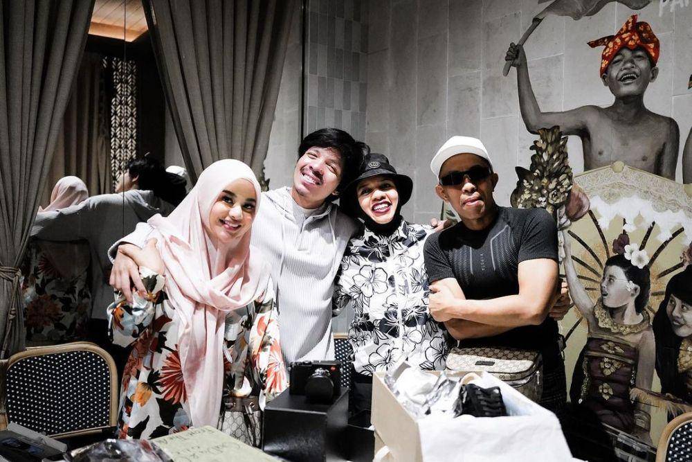 momen Atta dan Aurel memberi kejutan Geni Faruk (instagram.com/attahalilintar)