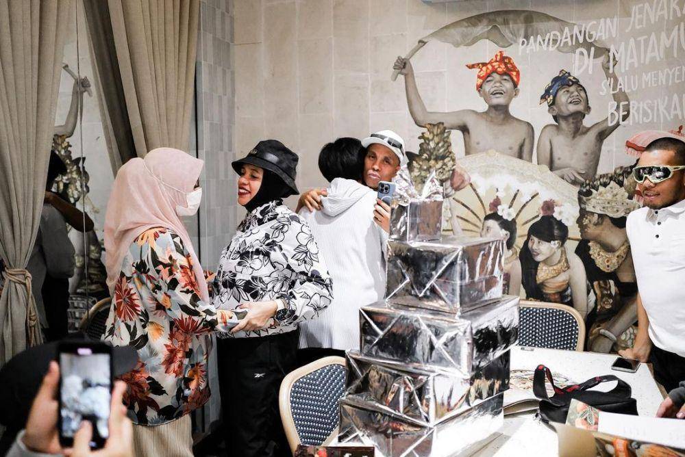 momen Atta dan Aurel memberi kejutan Geni Faruk (instagram.com/attahalilintar)