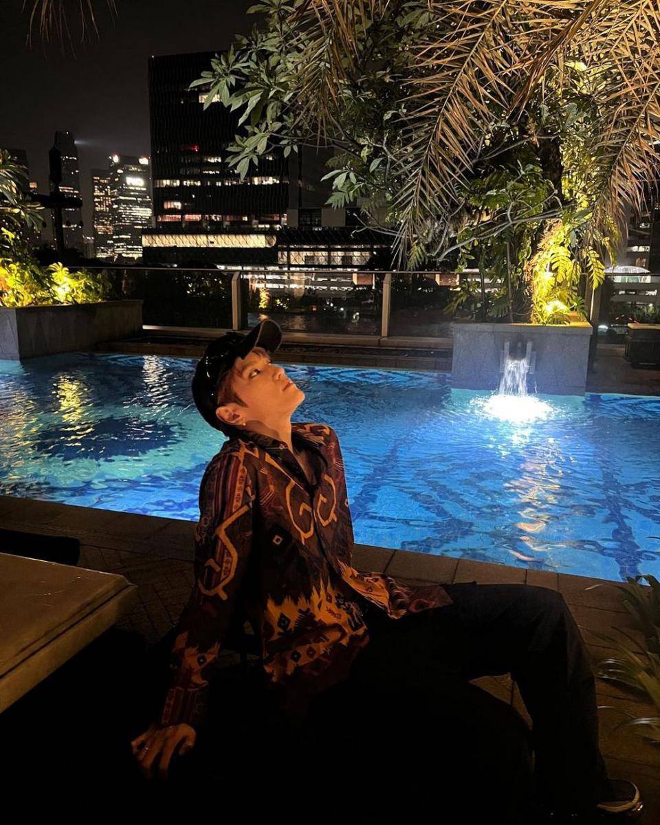Taeyong pakai batik (instagram.com/taeoxo_nct)