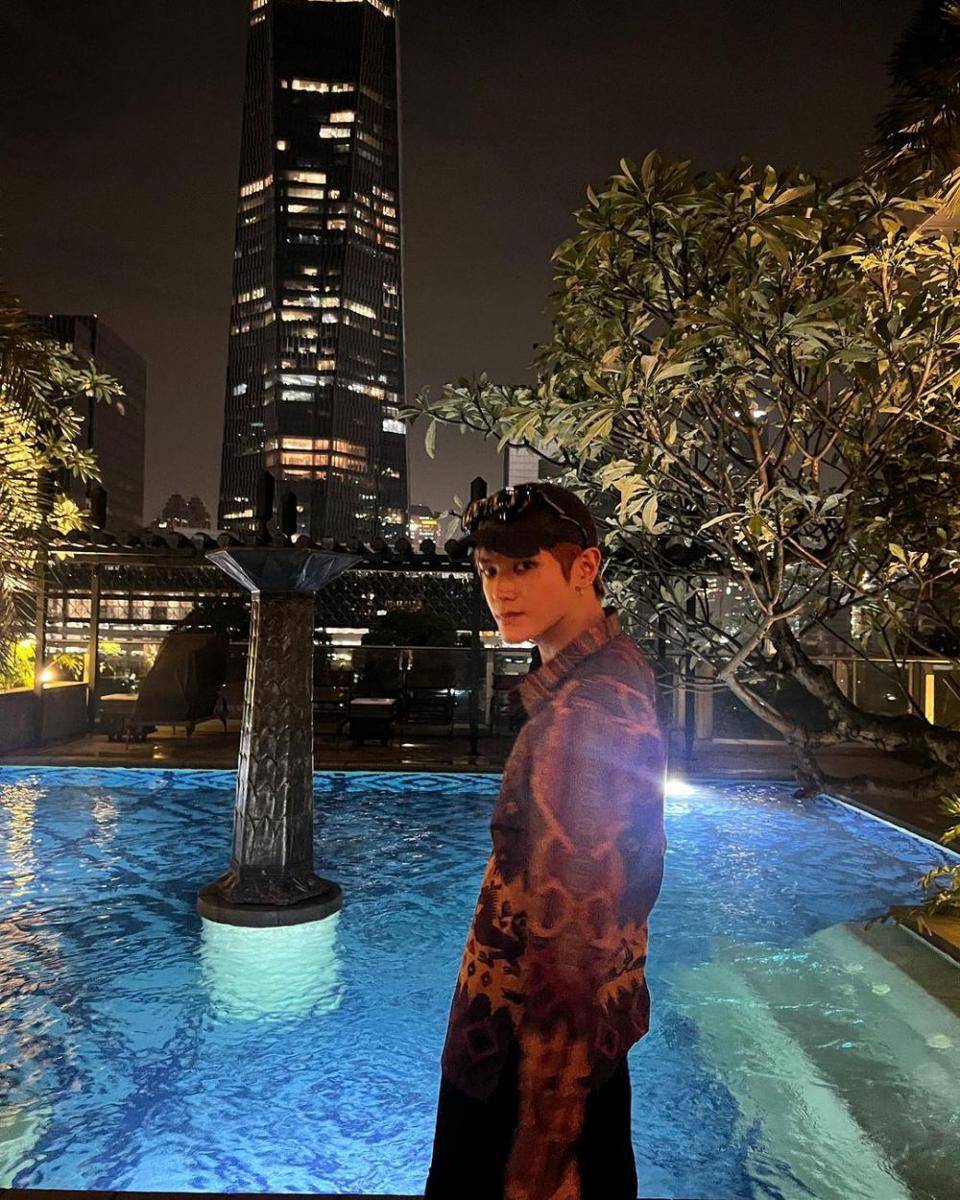 Taeyong pakai batik (instagram.com/taeoxo_nct)
