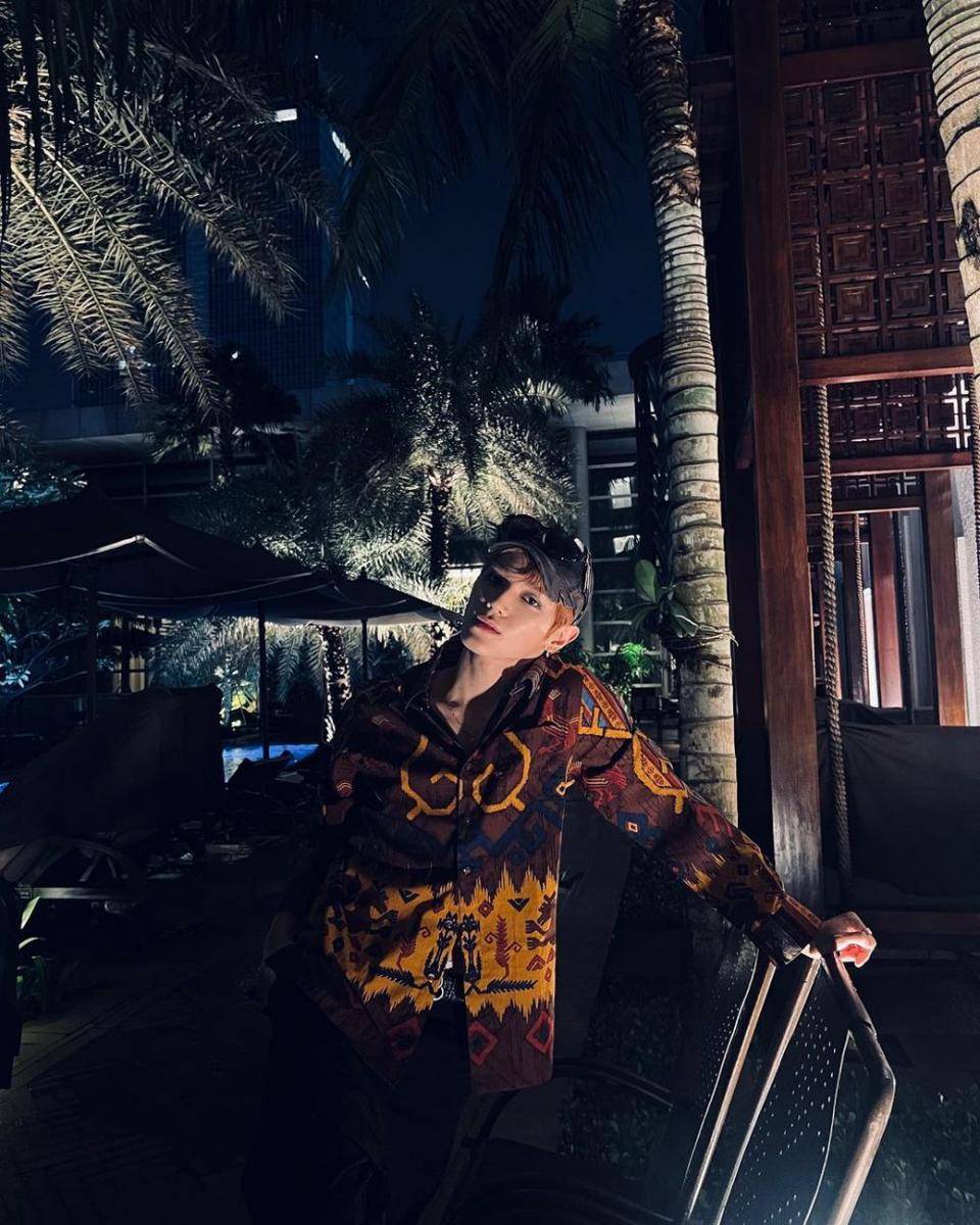 Taeyong pakai batik (instagram.com/taeoxo_nct)