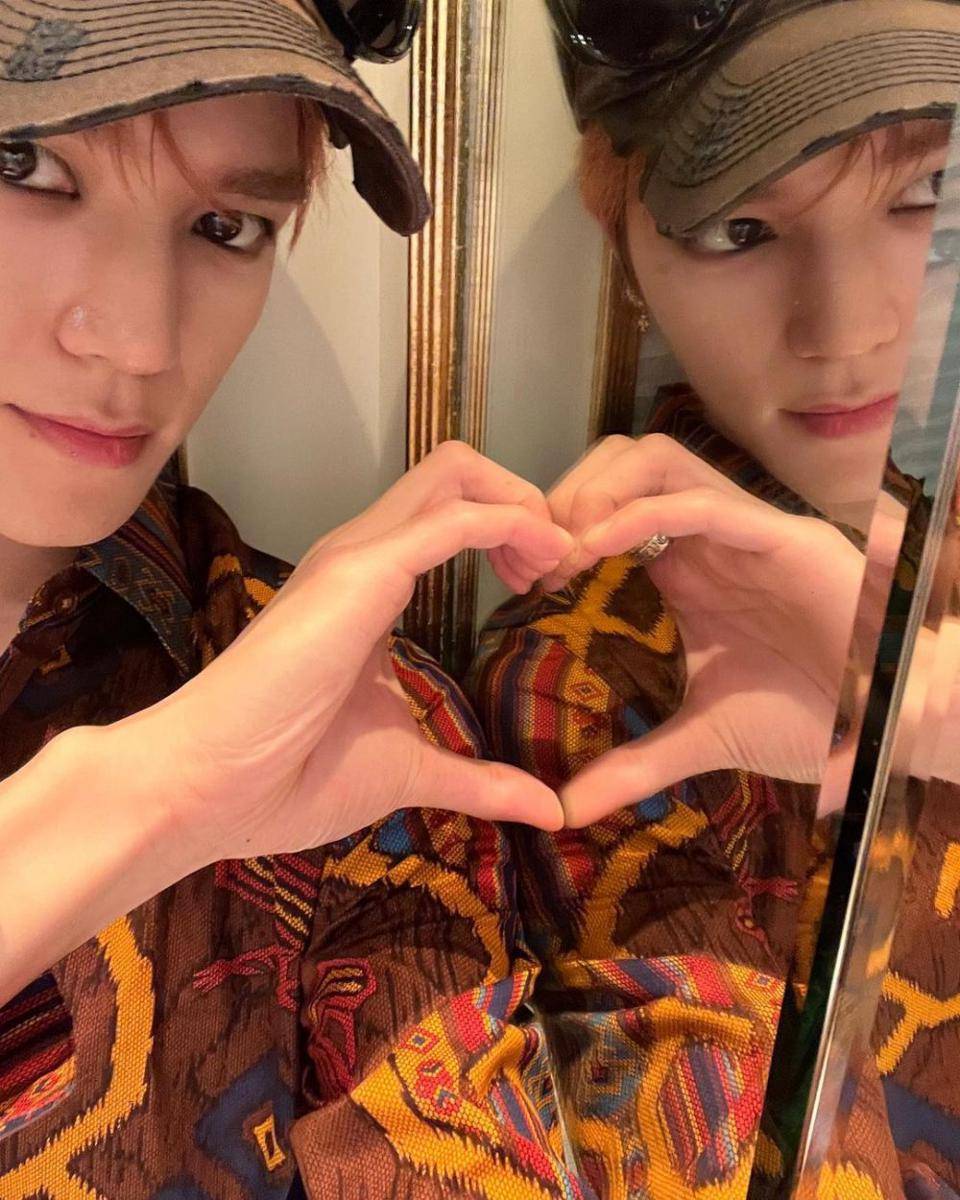 Taeyong pakai batik (instagram.com/taeoxo_nct)