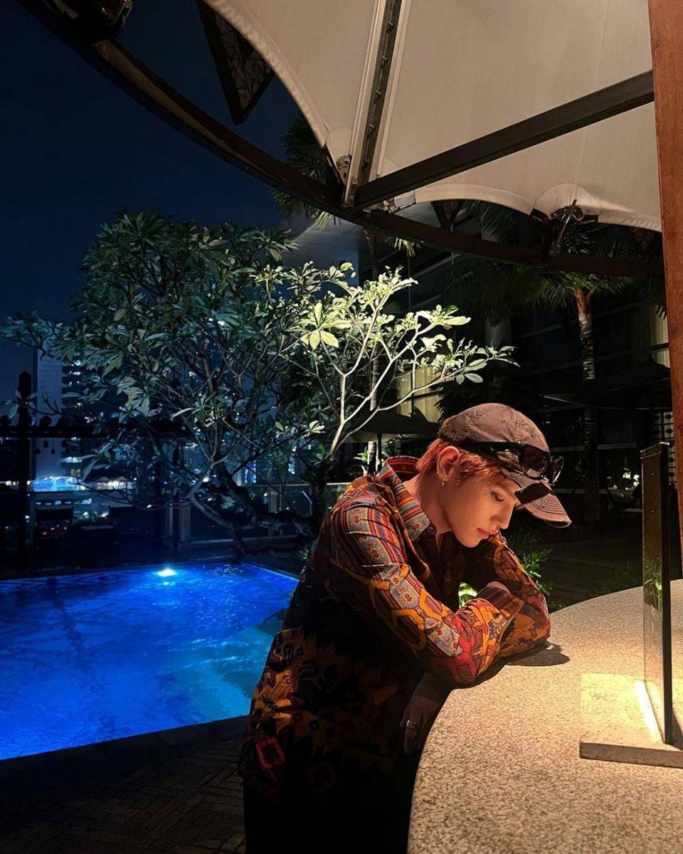 Taeyong pakai batik (instagram.com/taeoxo_nct)