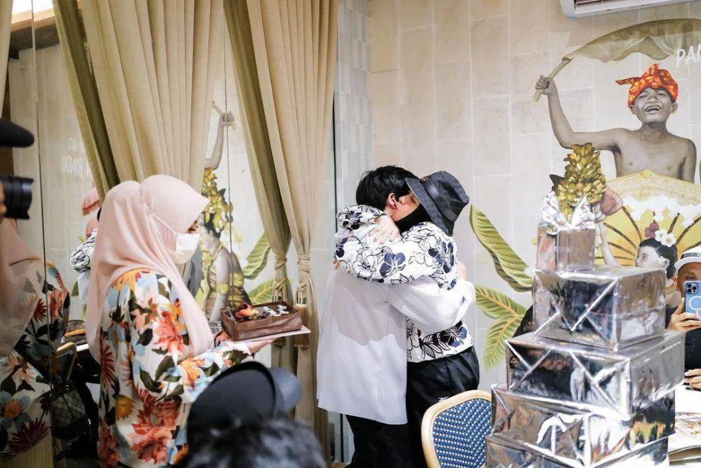 momen Atta dan Aurel memberi kejutan Geni Faruk (instagram.com/attahalilintar)