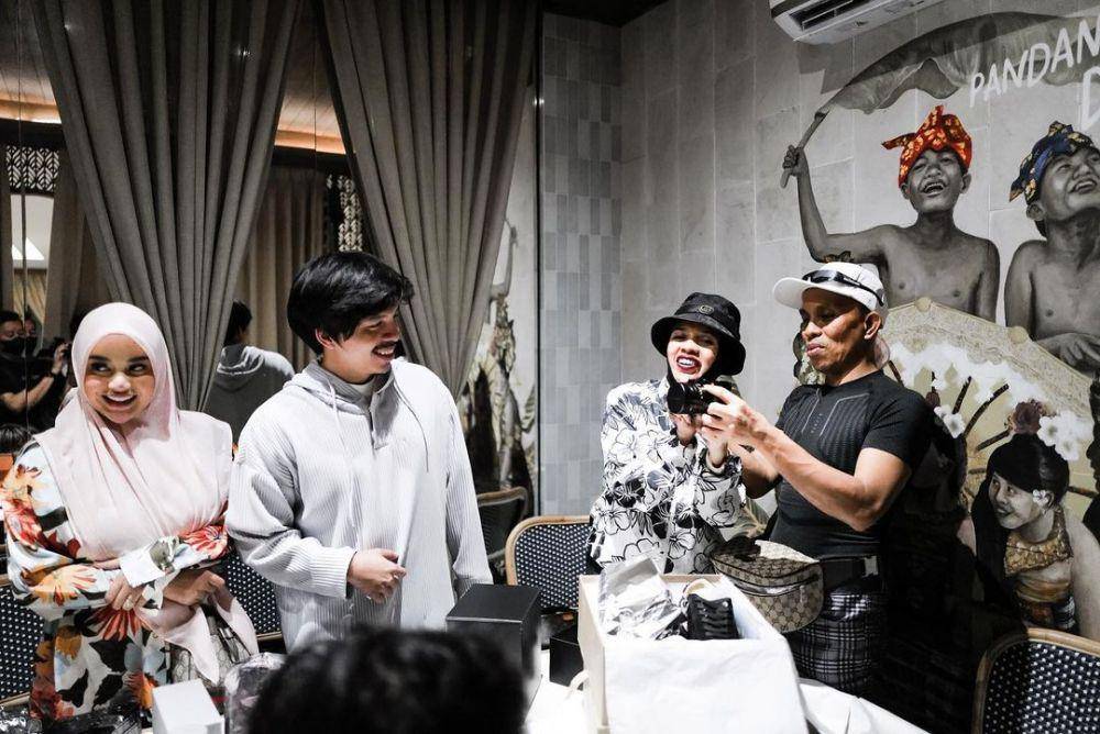 momen Atta dan Aurel memberi kejutan Geni Faruk (instagram.com/attahalilintar)