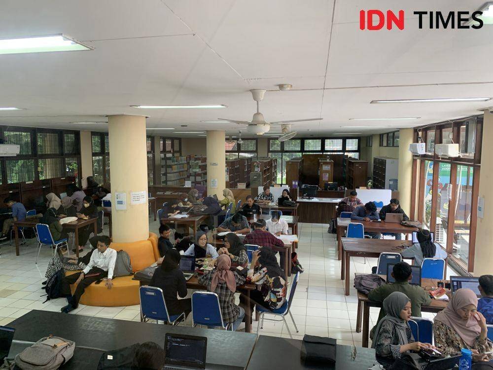 Ilustrasi mahasiswa, perpustakaan Unila. (IDN Times/Rohmah Mustaurida).
