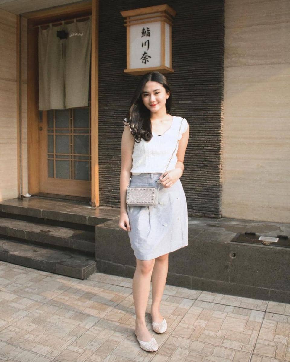 padu padan outfit basic ala Zahwa Aqilah (instagram.com/zahwaqilah)