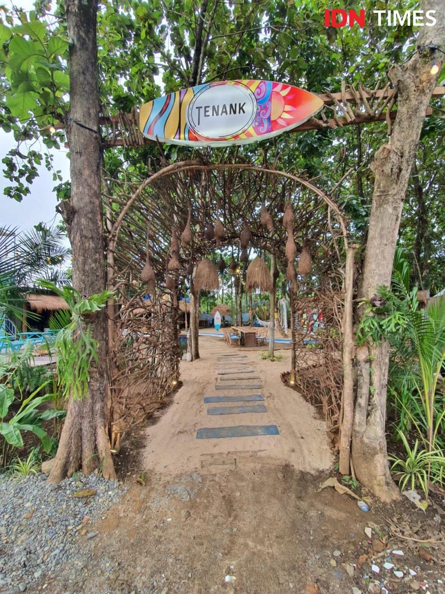 Healing di Kafe Tenank Berkonsep Pantai, Pasir Asli dari Bali